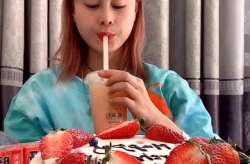 奶茶小姐姐吃草莓吗,甜蜜邂逅还是酸涩回忆？
